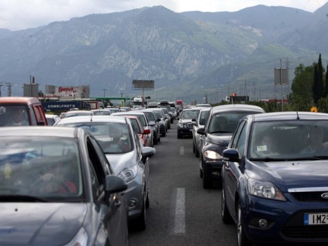 Καραμπόλα με τρεις νταλίκες στην Εθνική Αθηνών - Κορίνθου! Δύο επιβάτες χαροπαλεύουν