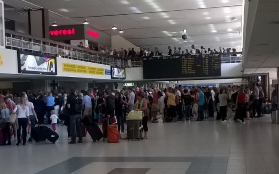 Ρόδος: Η φωτογραφία από το αεροδρόμιο που κάνει το γύρο του facebook και προκαλεί αντιδράσεις!