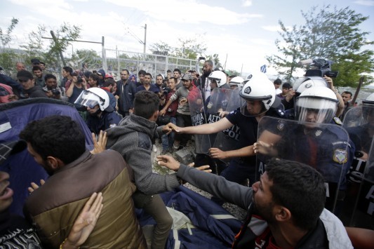 Ειδομένη: Επεισόδια με πετροπόλεμο, χημικά και τραυματίες - Σύρραξη στην κλειστή σιδηροδρομική γραμμή!