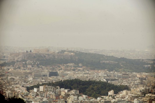 Καιρός: Ανοιξιάτικος με τοπικές βροχές και... σκόνη! Αναλυτική πρόβλεψη