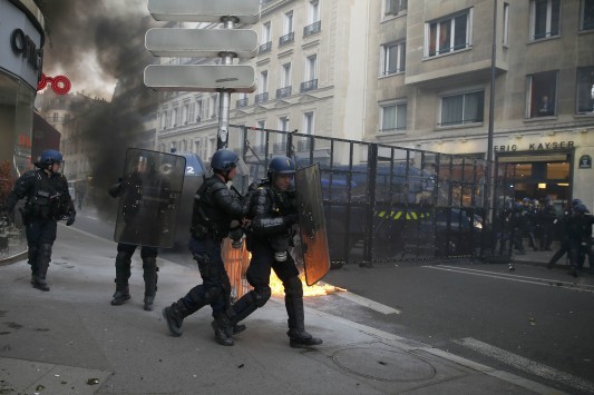 Ο νέος `Μάης` στη Γαλλία τρομάζει τον Ολάντ - Απαγόρευση κυκλοφορίας στο Παρίσι σε πολίτες