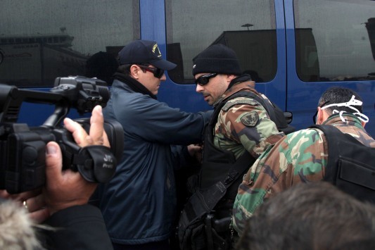 Έβγαλε φαλτσέτα στους λιμενικούς!