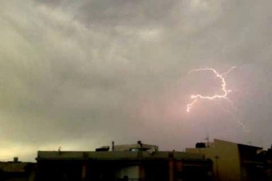Kεραυνοί `σκίζουν` τον Ηρακλειώτικο ουρανό! Με ρυμουλκά το `Κνωσσός Παλλάς` στο λιμάνι