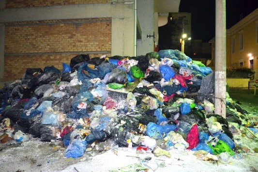 Σε κατάσταση εκτάκτου ανάγκης λόγω σκουπιδιών, ζητά να κηρυχτεί ο δήμος Δυτικής Μάνης 