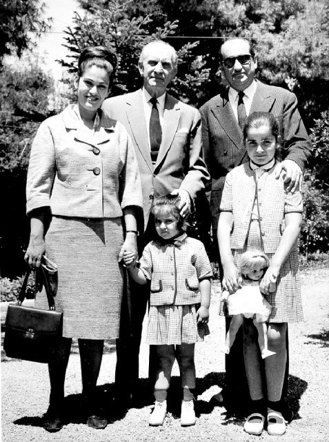 Με τη Μαρίκα, τα παιδιά τους και τον Γεώργιο Παπανδρέου στο Καστρί