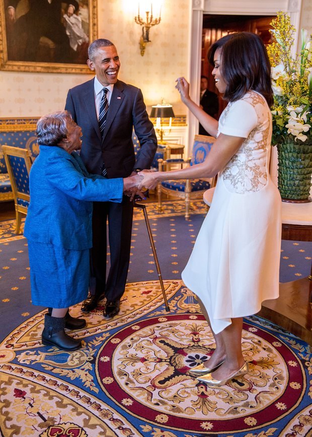 Φεβρουάριος 2016 - Κοιτάζοντας την Πρώτη Κυρία να χορεύει με μία γυναίκα 106 ετών στον Λευκό Οίκο