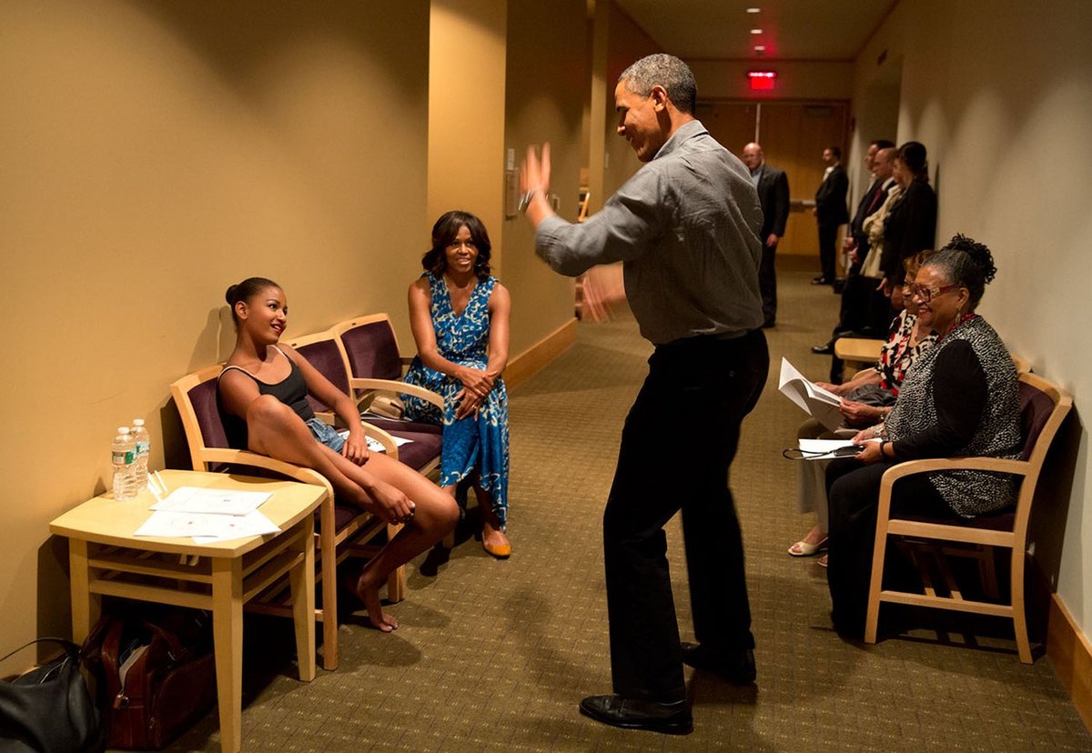 Ιούνιος 2013 - Στα παρασκήνια μιας χορευτικής επίδειξης της κόρης του, Σάσα, ο Ομπάμα τις δείχνει... τα κόλπα του