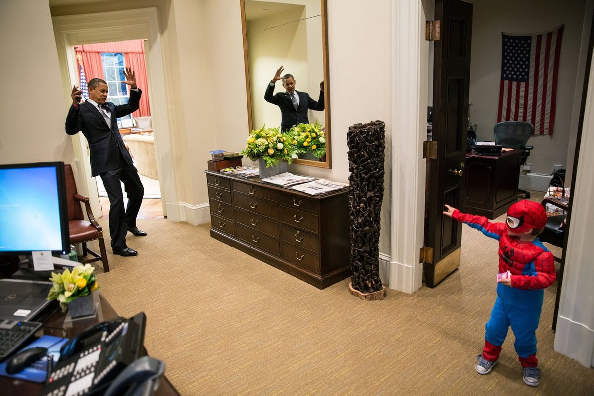 Οκτώβριος 2012 - Ο Ομπάμα πέφτει στον... ιστό ενός τρίχρονου Spider Man