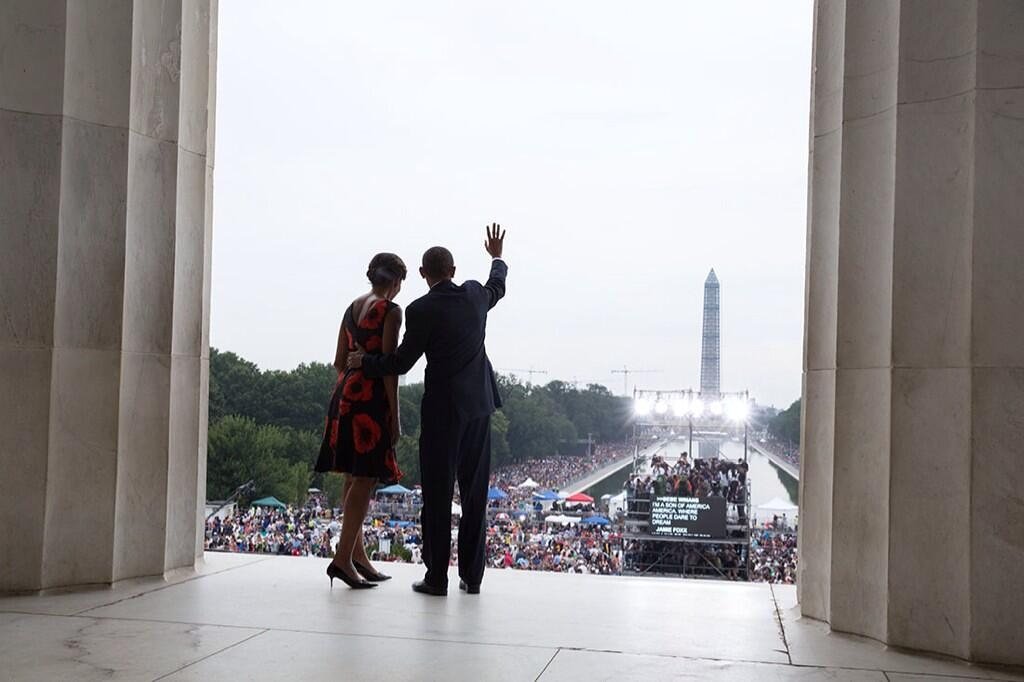 Αύγουστος 2013 - Μπαράκ και Μισέλ Ομπάμα χαιρετούν χιλιάδες αμερικανούς πολίτες