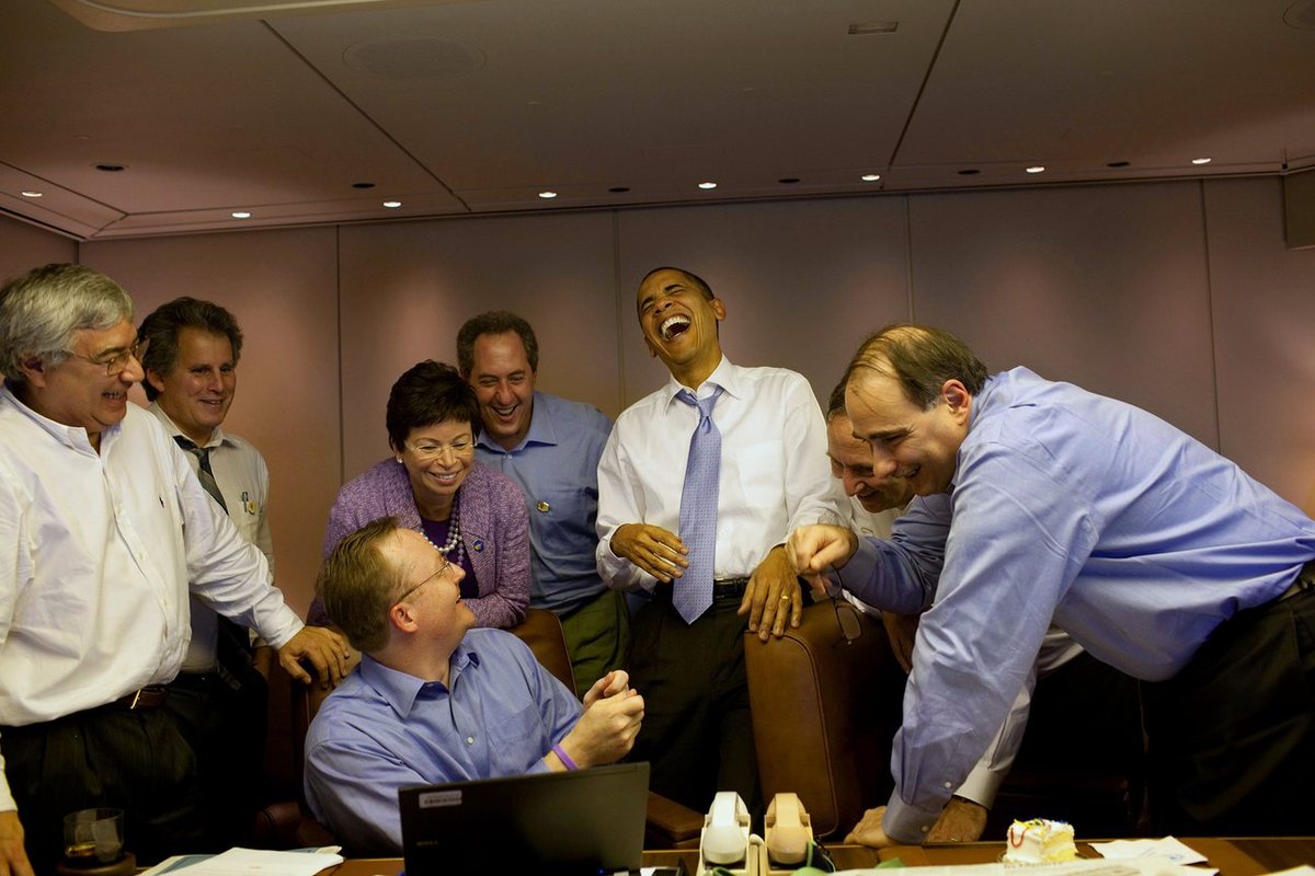 Νοέμβριος 2009 - Ο Ομπάμα ξεκαρδίζεται με την ομάδα του πριν από μία Σύνοδοσ στη Σιγκαπούρη
