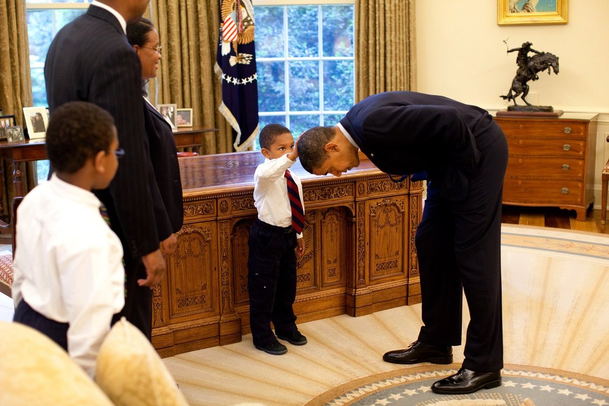Μάιος 2009 - Ο μικρός ρωτά τον Ομπάμα αν τα μαλλιά τους είναι... ίδια κι ο Πλανητάρχης του λέει... "δες μόνος σου"!