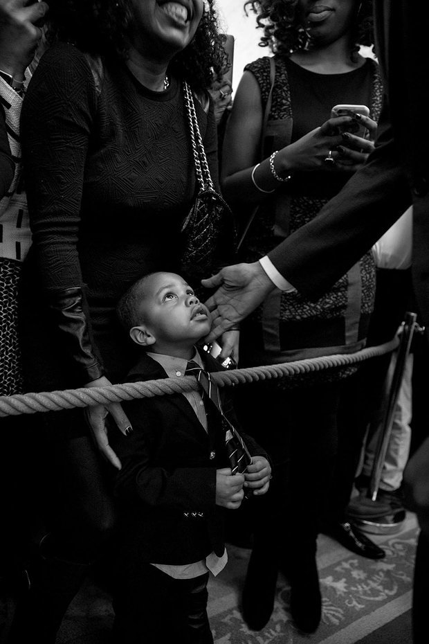 Φεβρουάριος 2016 - Ο Ομπάμα χαϊδεύει ένα τρίχρονο αγόρι που τον κοιτάζει με δέος