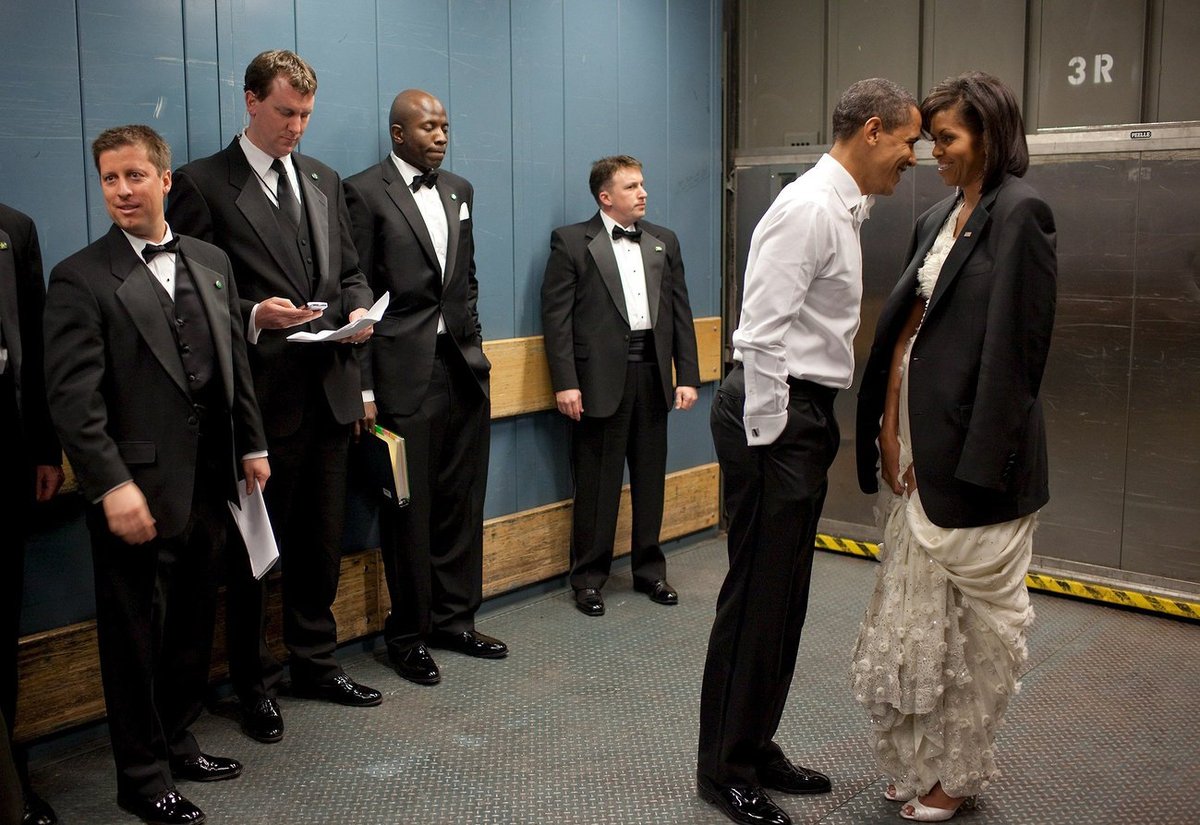 Ιανουάριος 2009 - Σαν γνήσιος τζέντλεμαν έχει δώσει το σακάκι του στην Μισέλ Ομπάμα και την φιλά τρυφερά