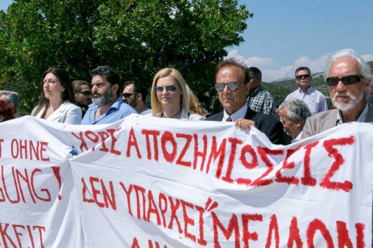 Με πανό στο Δίστομο Ζωή και Ραχήλ - Φώναζαν γερμανοτσολιά τον Ν. Βούτση - ΦΩΤΟ