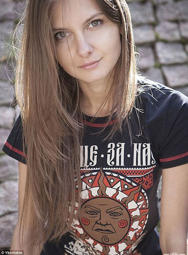 Η 22χρονη Kuzkova είναι επίσης γνωστή για τις ρατσιστικές και ομοφοβικές της απόψεις