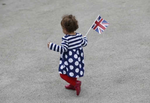 Βρετανία - Δημοψήφισμα LIVE: Brexit vs Bremain - Μικροί - μεγάλοι στις κάλπες υπό... καταρρακτώδη βροχή και πλημμύρες