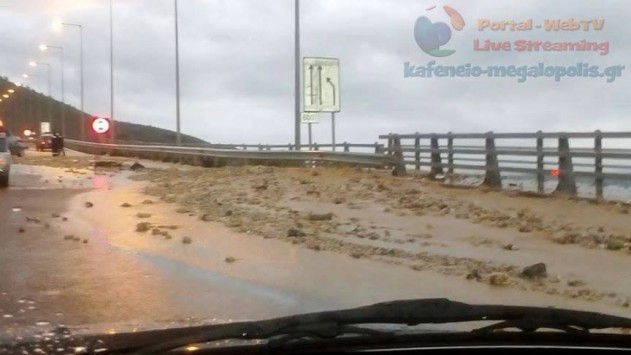 “Βούλιαξε” η Μεγαλόπολη – Εγκλωβίστηκαν οδηγοί σε τούνελ στην Τρίπολη (ΒΙΝΤΕΟ)