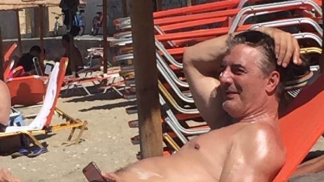 Ο Mr. Big του `Sex and the City` κάνει διακοπές στην Κρήτη! ΦΩΤΟ