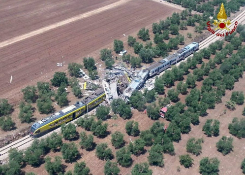 Σιδηροδρομική τραγωδία στην Ιταλία - Μετωπική σύγκρουση δυο τρένων έξω από το Μπάρι - Δεκάδες νεκροί και τραυματίες