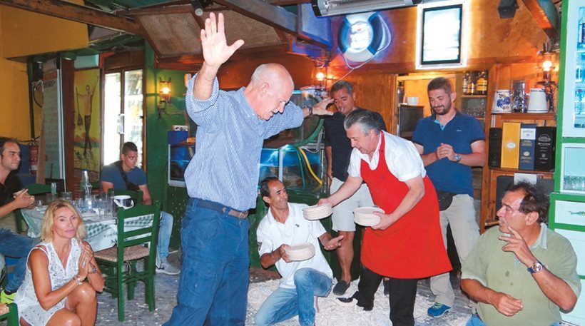 Ο χορός του πρώην πρωθυπουργού συνεχίζεται μαζί με το σπάσιμο των πιάτων - ΦΩΤΟ από facebook