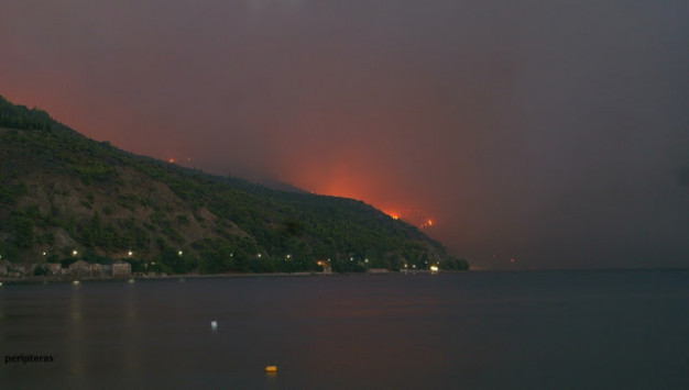 Φωτιά στην Εύβοια: Φεύγουν από τα σπίτια τους λόγω της μεγάλης πυρκαγιάς - Στάχτη πάνω από 20.000 στρέμματα δάσους [pics, vid]