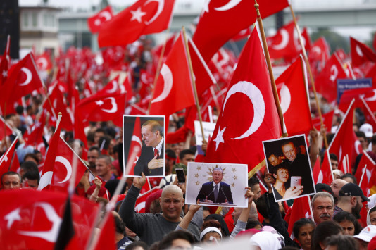 Πάνω από 50.000 οπαδοί του Ερντογάν διαδηλώνουν στη Γερμανία [pic]
