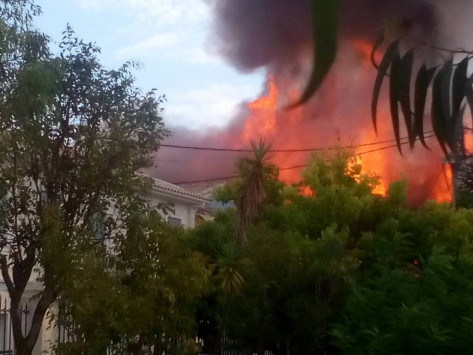 Φωτιά ΤΩΡΑ στο κέντρο της Λευκάδας! Καίγονται τέσσερα σπίτια! - Εκκενώνεται εκκλησία [pic,vid]