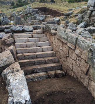 Αρκαδία: Τάφος εφήβου από τον 11ο αιώνα πΧ αποκαλύφθηκε στο ιερό του Διός στο Λύκαιο Όρος [pic]