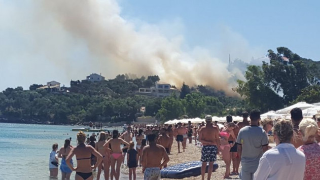 Δύο φωτιές ΤΩΡΑ στην Κέρκυρα! Οι φλόγες πλησιάζουν σπιτια [pic]
