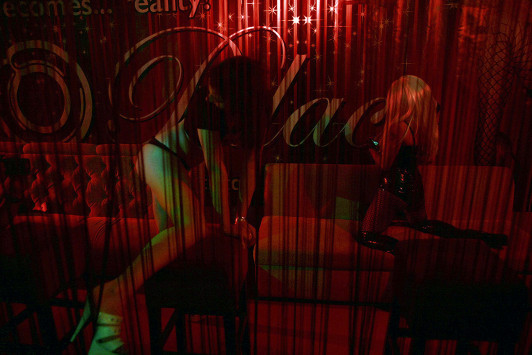 Η πορνεία `βασιλεύει` στη Μύκονο! 20.000 ευρώ από Άραβες για `εστεμμένες` καλλονές!