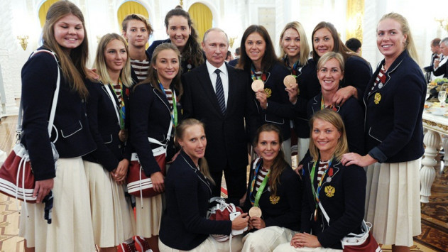 Ο Πούτιν κέρασε σαμπάνια και... BMW τους Ρώσους Ολυμπιονίκες!
