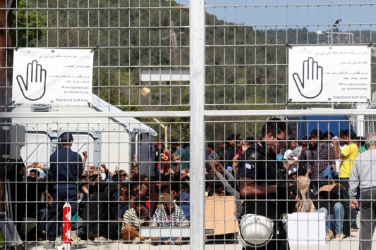 Μυτιλήνη: Βουλιάζει από πρόσφυγες και μετανάστες - Πάνω από 5.000 ζητούν άσυλο!