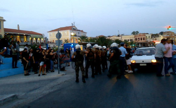Επεισόδια μεταξύ ακροδεξιών και αντιεξουσιαστών στη Μυτιλήνη [vid]