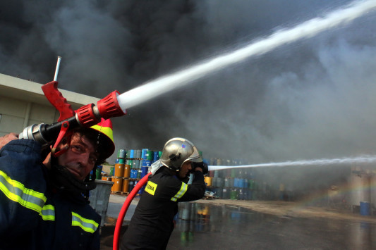 Πάτρα: Φωτιά τώρα στην ΒΙΠΕ - Οι φλόγες καίνε αποθήκη εργοστασίου!