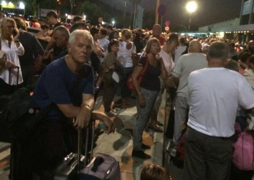 Εκκενώθηκε το αεροδρόμιο της Ρόδου! Επιβάτες παρουσιάσαν τσούξιμο στα μάτια και έντονο βήχα!