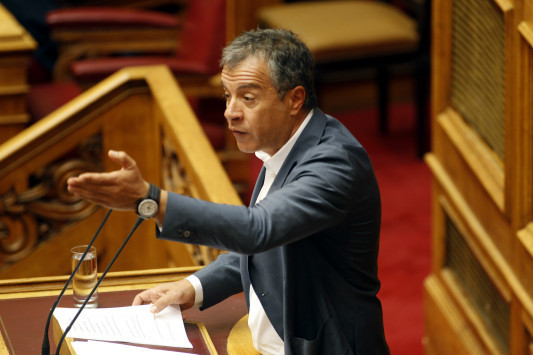 Θεοδωράκης προς κυβέρνηση: Πόσο πληρώνετε τα trolls - Tι είπε για τον υπάλληλο της Ο. Γεροβασίλη