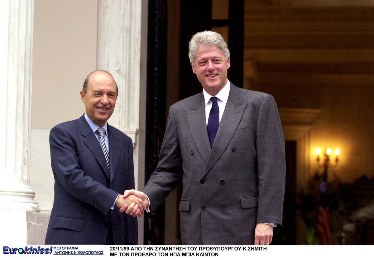 Ο Κώστας Σημίτης υποδέχεται τον Μπιλ Κλίντον / Φωτογραφία αρχείου: Eurokinissi