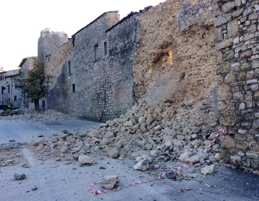 Συντρίμμια στο επίκεντρο του σεισμού, στην πόλη Νόρτσια / Φωτό: ΑΠΕ - ΜΠΕ
