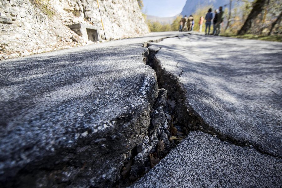 Ρήγμα στο δρόμο σε πόλη κοντά στο επίκεντρο του σεισμού / Φωτό: ΑΠΕ - ΜΠΕ