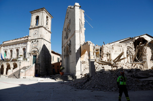 Σεισμός στην Ιταλία - Ρέντσι: Θα ανοικοδομήσουμε εκκλησίες και σπίτια
