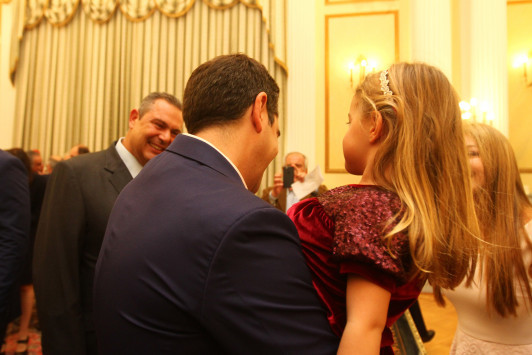 Η πιτσιρίκα που τρέχοντας... `έπεσε` στην αγκαλιά του Τσίπρα [pics]