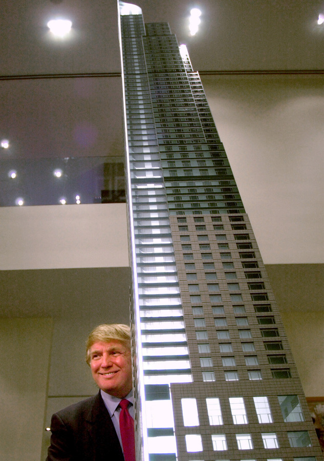 Ποζάροντας το 2001 δίπλα στη μακέτα ενός κτιρίου του στο Τορόντο, που έχει 65 ορόφους και κόστισε 209 εκατ. δολάρια  / Φωτό αρχείου: ΑΠΕ - ΜΠΕ