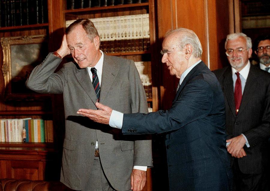 Ο Κωνσταντίνος Καραμανλής υποδέχεται τον Τζορτζ Μπους / Φωτογραφία αρχείου: ΑΠΕ - ΜΠΕ