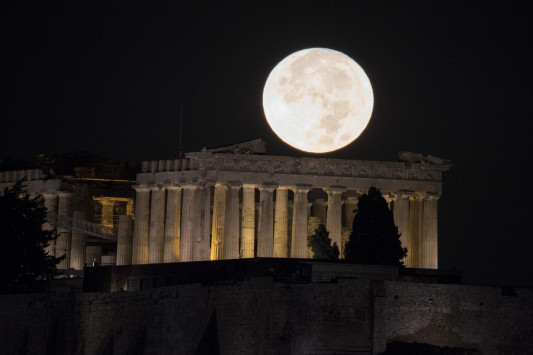 Πανσέληνος: Εντυπωσιακές εικόνες από το `σούπερ` φεγγάρι! [pics]