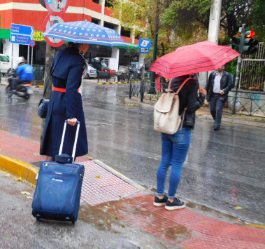 Καιρός: Πέφτει η θερμοκρασία! Που θα έχει βροχές