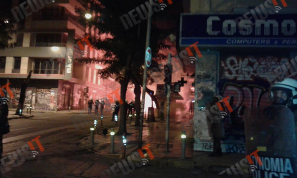Πολυτεχνείο Live: Άρχισαν τα όργανα! Από την ταράτσα του Πολυτεχνείου πετούν πέτρες και καπνογόνα
