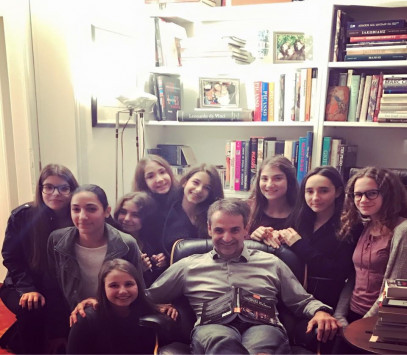 Κυριάκος Μητσοτάκης: Η κόρη του και 8 φίλες της έκαναν `έφοδο`! [pic]
