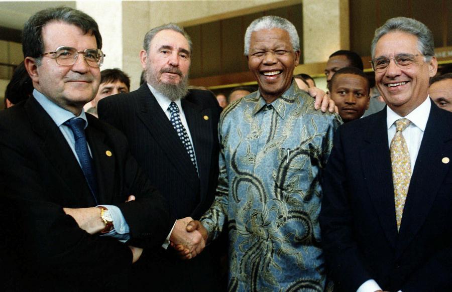 Με τον άνθρωπο σύμβολο των ανθρωπίνων δικαιωμάτων, Νέλσον Μαντέλα το 1998 στη Γενεύη / Φωτογραφία αρχείου: ΑΠΕ - ΜΠΕ