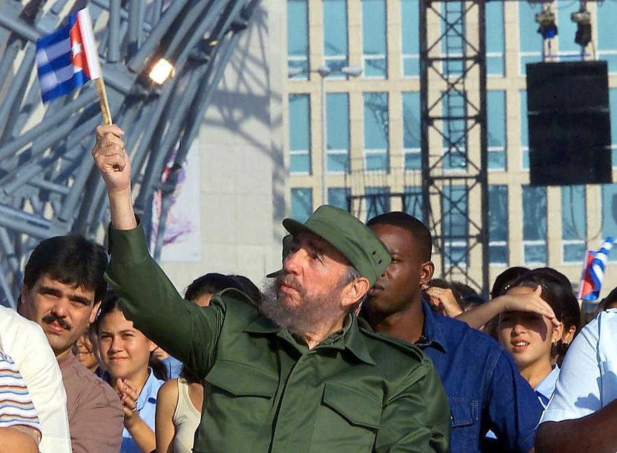 Με τη σημαία της Κούβας στα χέρια, το 2000 στην Αβάνα / Φωτογραφία αρχείου: ΑΠΕ - ΜΠΕ