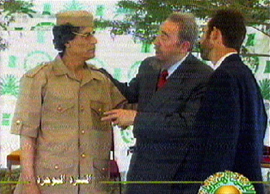 Το 2001 με τον τότε ηγέτη της Λιβύης, Μουαμάρ Καντάφι - Για τις σχέσεις αυτές, ο Κάστρο δέχτηκε σφορδή κριτική / Φωτογραφία αρχείου: ΑΠΕ - ΜΠΕ